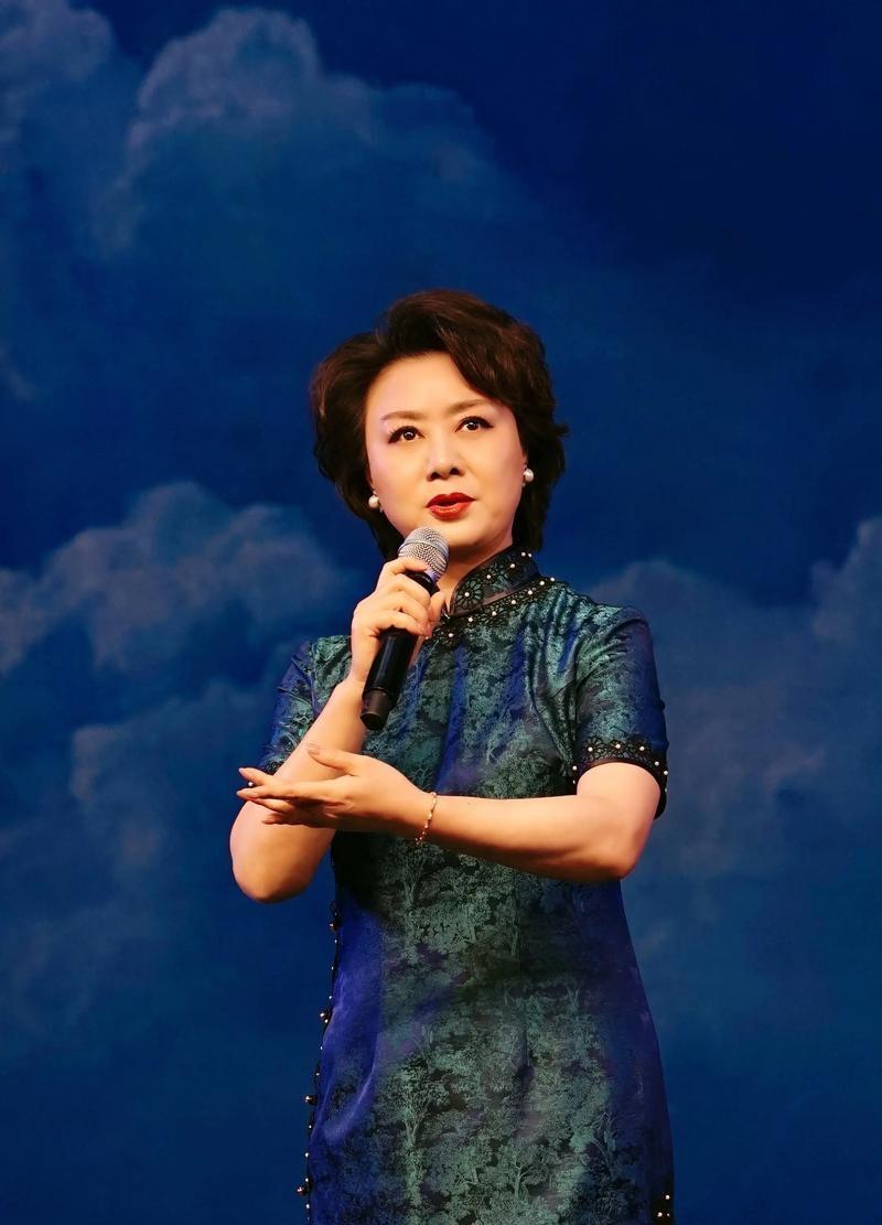 李胜素戏里戏外的别样人生

在戏曲星河中，李胜素光芒万丈，以精湛青衣表演，铸就深