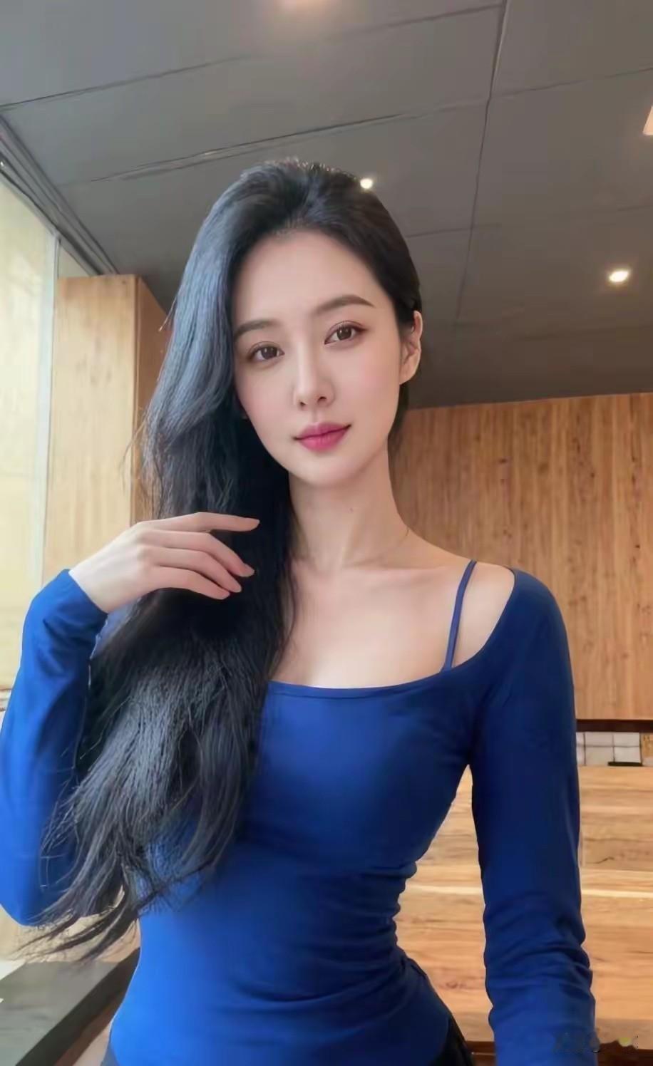 看着成熟优雅，内心却藏着少女的心。
很多人只看见她稳重的外表，却不知道，越成熟的