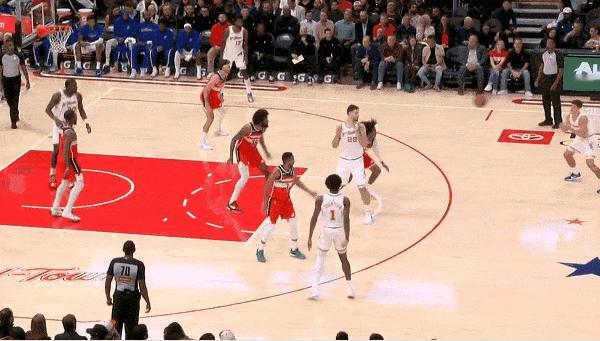 阿门助攻谢泼德弧顶超远三分干拔投进，火箭领先15分


NBA常规赛，主场迎战的