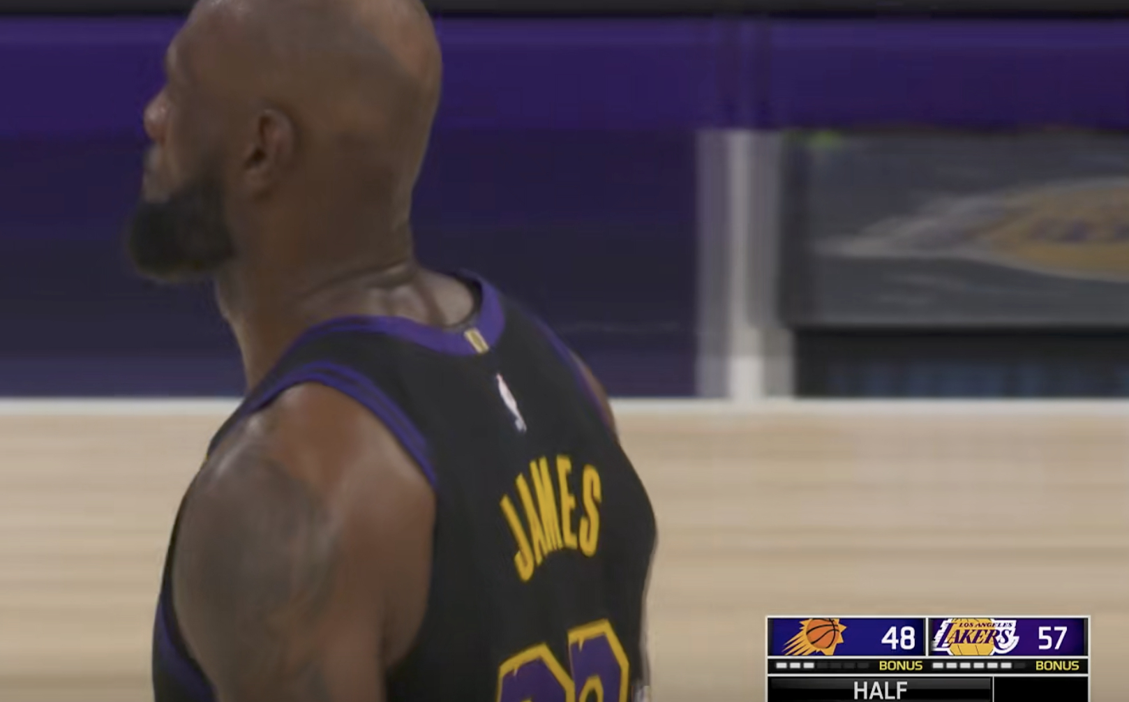 半场结束，湖人57-48太阳，如何评价？太阳vs湖人 詹姆斯22分2篮板5助攻1