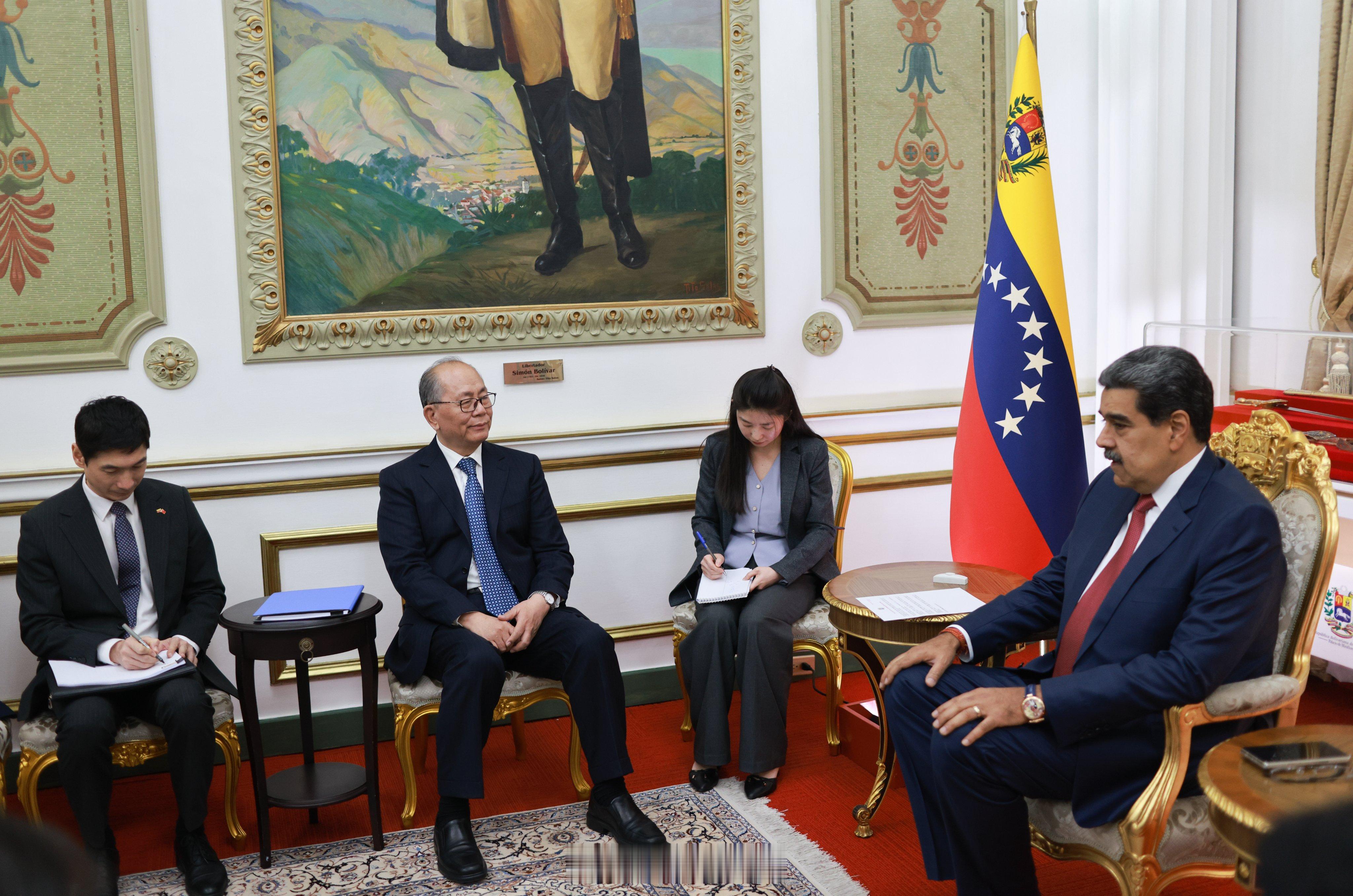 美军空袭委内瑞拉首都 在美国空袭之前的大约10小时，委内瑞拉总统马杜罗才会见了中