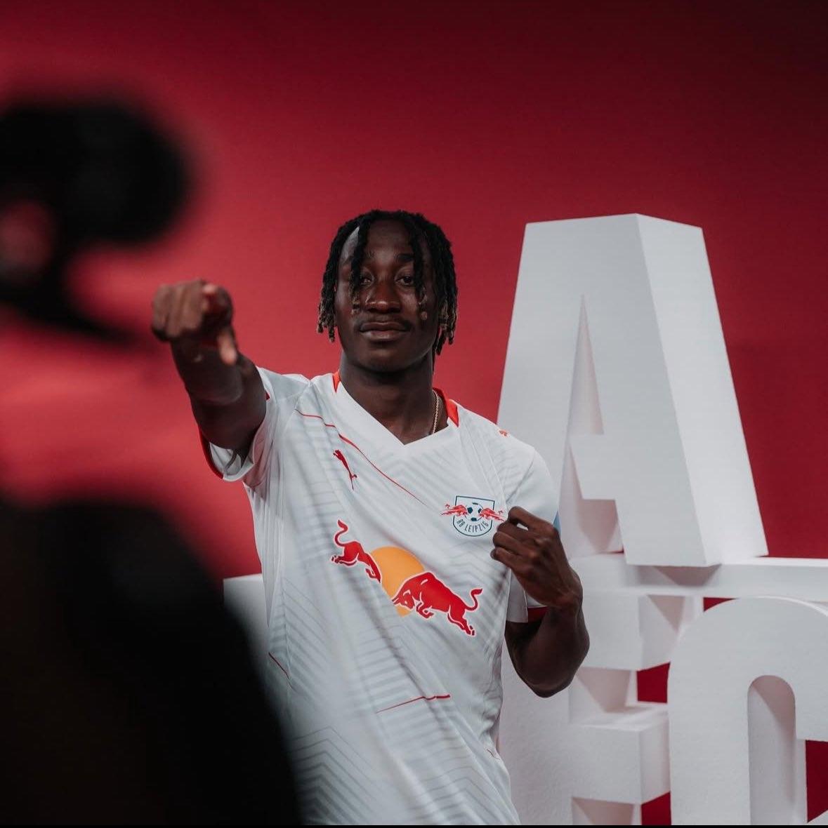 扬·迪奥曼德 目前看不是冬窗的目标！
曼联目前只是和他经纪人有所沟通，红牛目前也