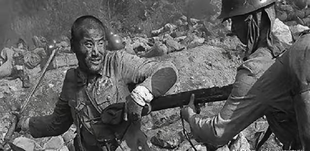1939年，八路军战士在刺死七个鬼子后，精疲力尽！突然，一个高大的日军朝他冲来，