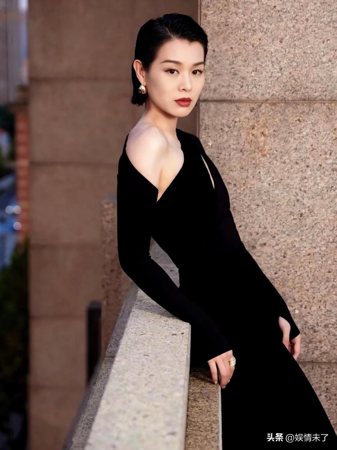 都说好看的短发，特别挑骨相。
胡杏儿就是那种短发比长发更惊艳的人，性格又好，有主