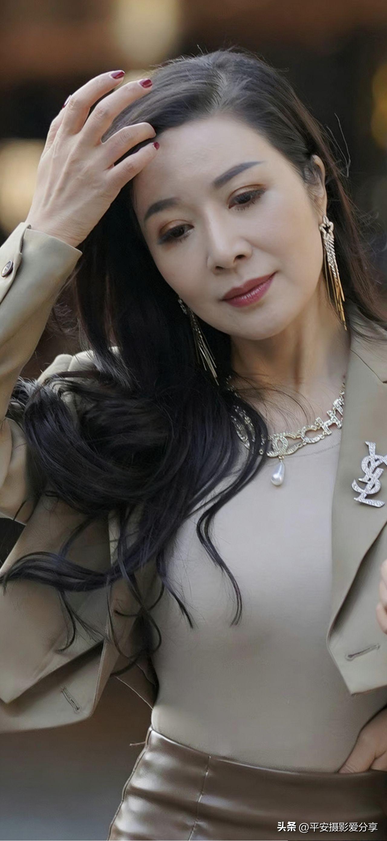 柔情似水，佳期如梦，忍顾鹊桥归路。两情若是久长时，又岂在，朝朝暮暮。两心相悦情更