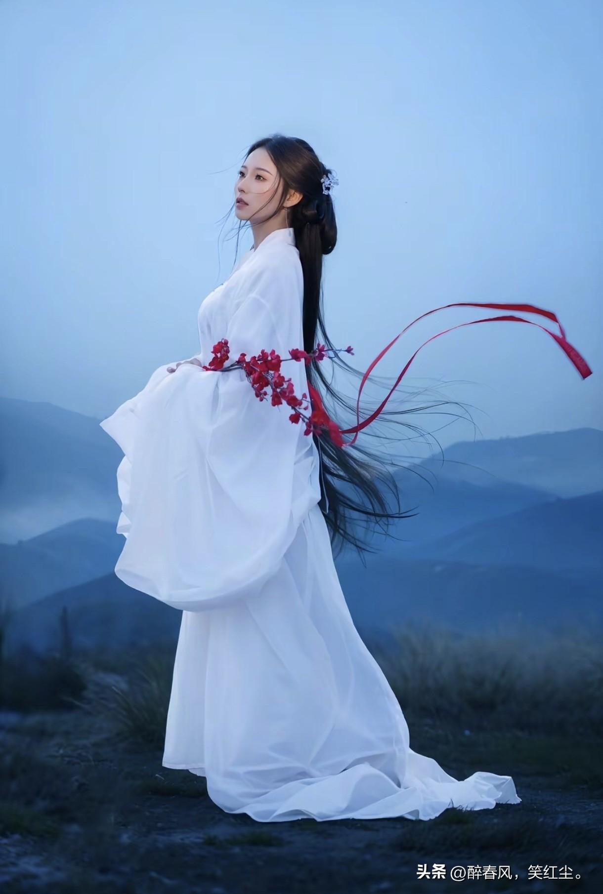 像是从山水画里走出的仙子。
身畔是碧波荡漾的江水，
身后是连绵起伏的青山。
不需
