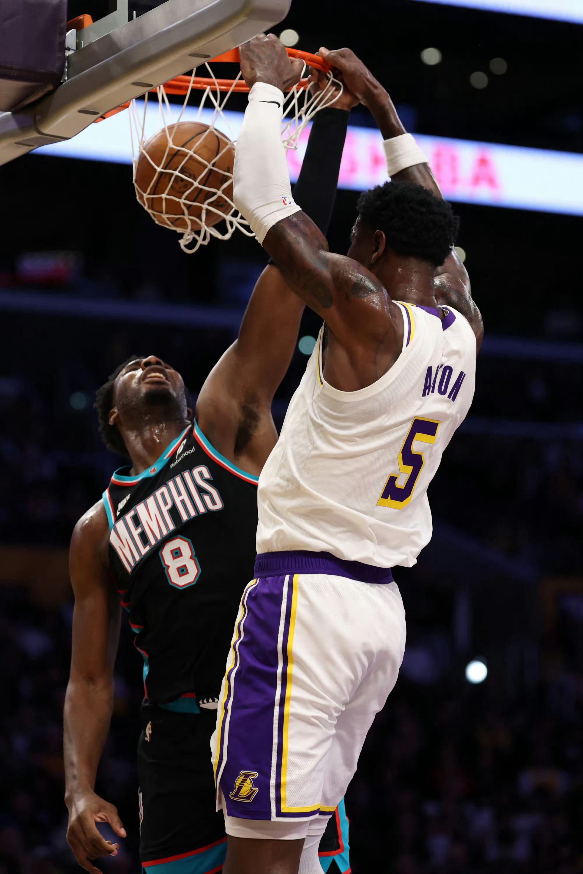 当得分115分以上时，湖人战绩联盟第二：雷霆24胜1负，湖人20胜1负，（输的一