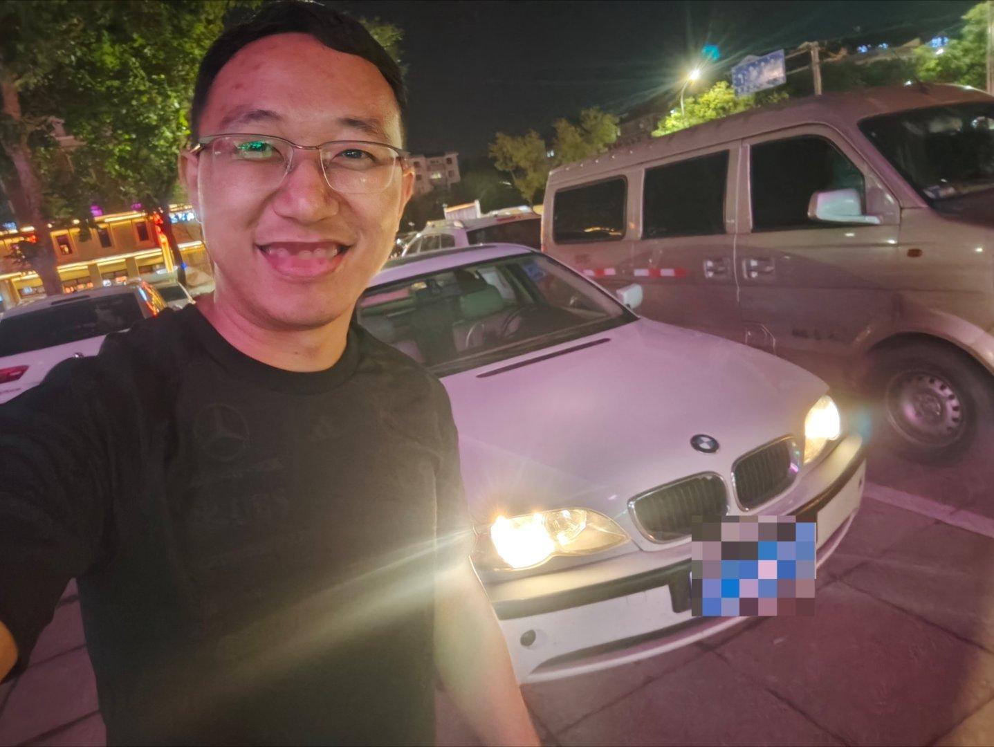 约了个老舅燃油车爱好者，试了试他的E46 318i。底盘跟新车似的，没有一点松旷