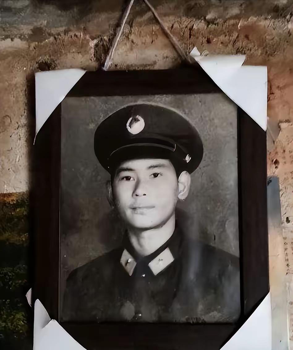 1986年老山前线，我军战士李谋仁，被3个越南特工用石块打昏，拖往越方。拖行不到