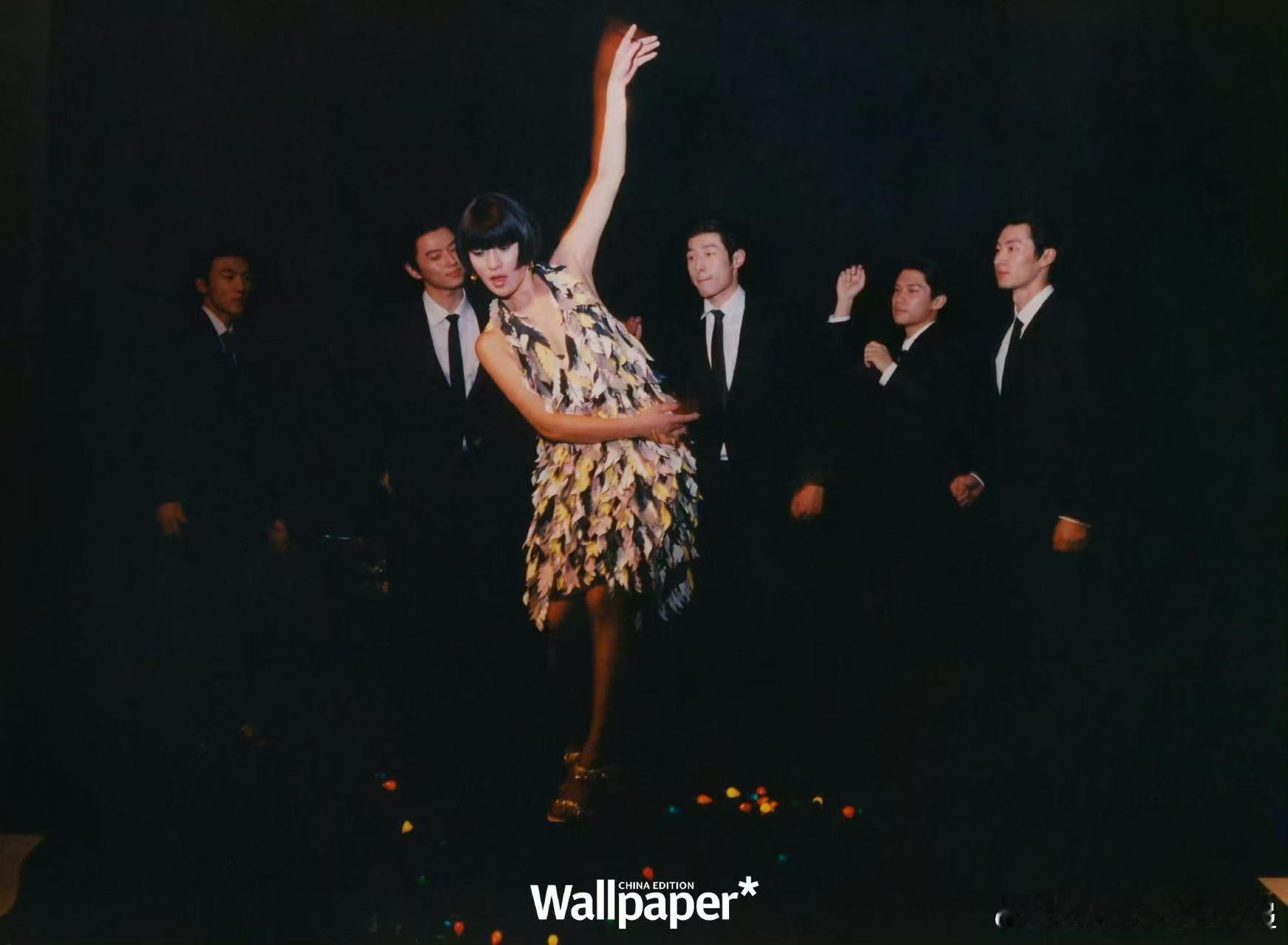 周迅金色长发 周迅的金色长发杀我！那种慵懒又高级的质感，配上她独有的眼神，仿佛从