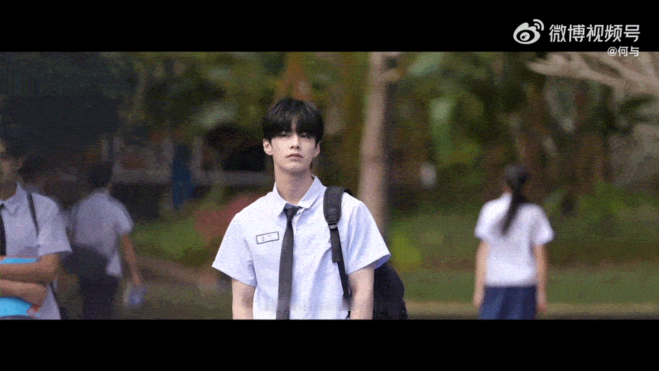 何与这样理解的靳朝 他读懂了他的“破碎感”，更演活了他的“不碎心”。靳朝的世界被