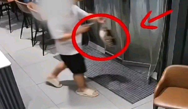 这浙江男子的操作真是让人无语。想喝咖啡买了团购券，到店却改主意，还假扮外卖员“白