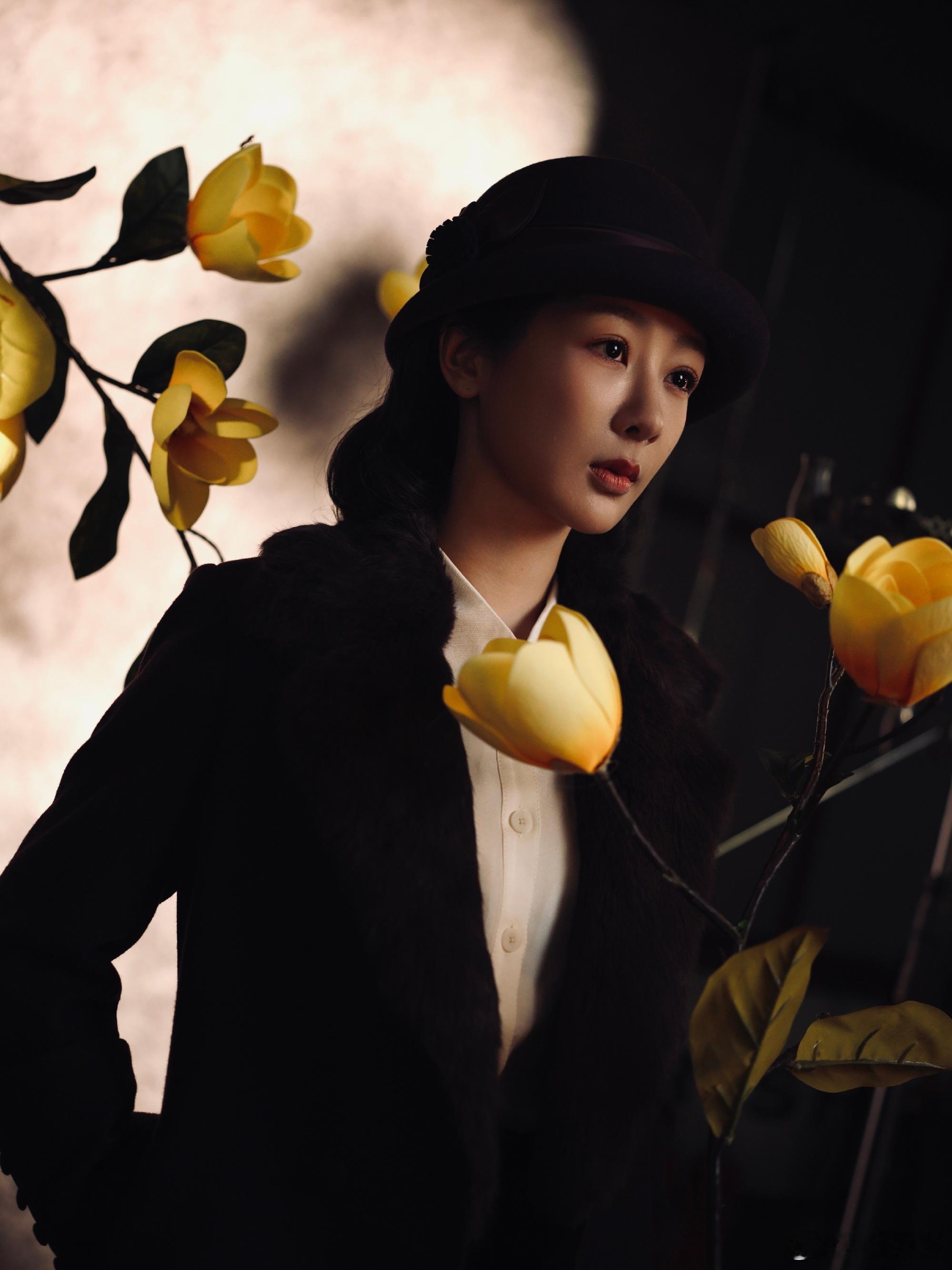 杨紫董竹君适配度 杨紫《玉兰花开君再来》开机剧照，好有故事感啊，和董竹君适配度拉