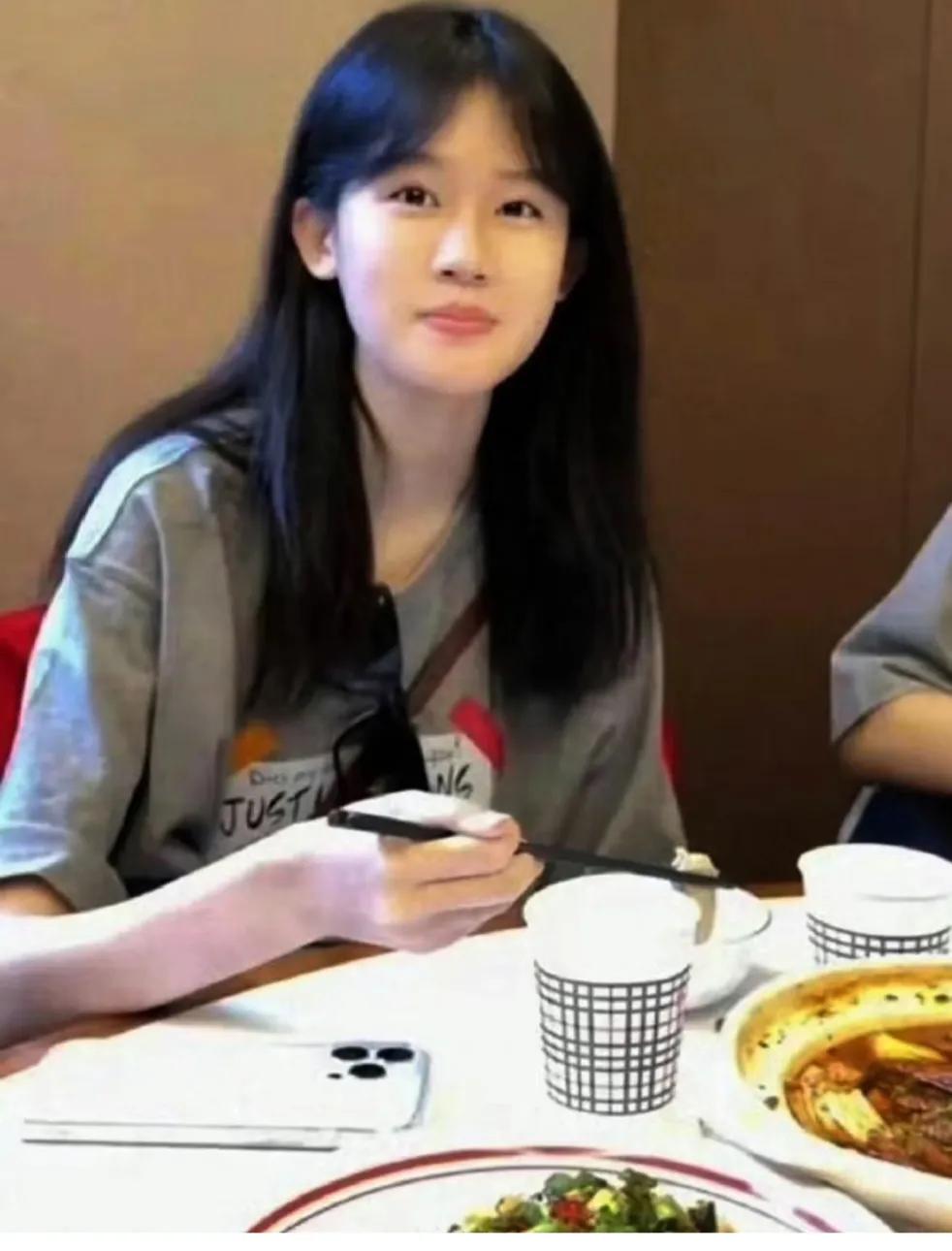 陆毅俩口子颜值高，女儿贝儿文静，很清纯，有气质，带着少女感，漂亮。贝儿弹吉它唱歌