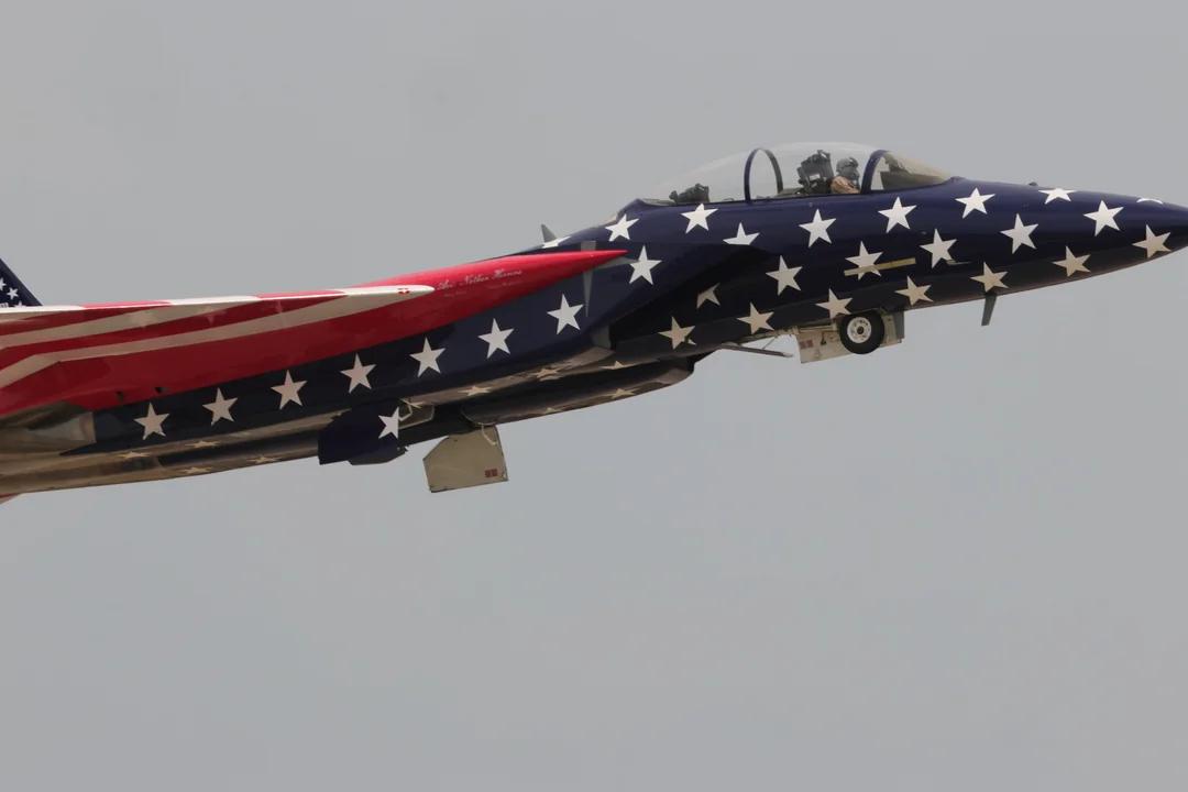 奥什科什上空的F-15战斗机纪念涂装

奥什科什（Oshkosh）是美国威斯康星