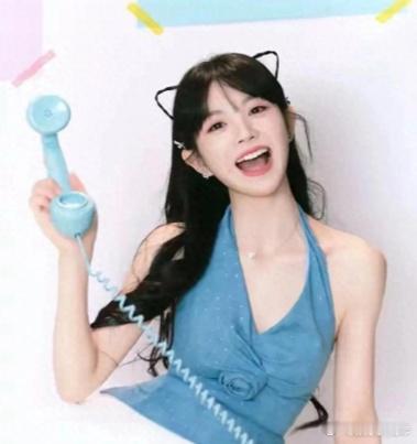 “猫系美女”田曦薇分享日常！蓝色带花上衣，灵动可爱，软软糯糯 ​​​