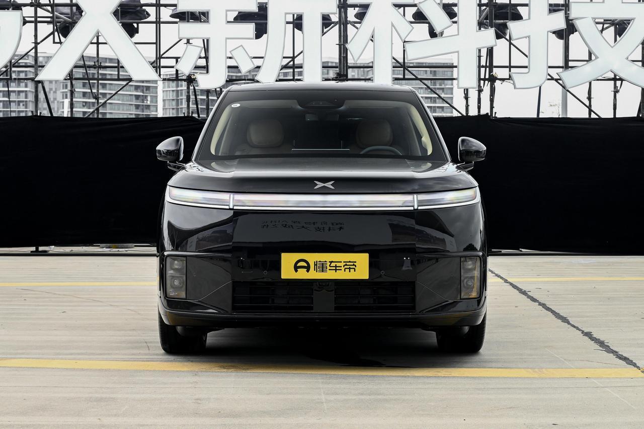 小鹏 GX 这次是真的要向上突破了，39.98 万的预售价直接对标理想 L9、问