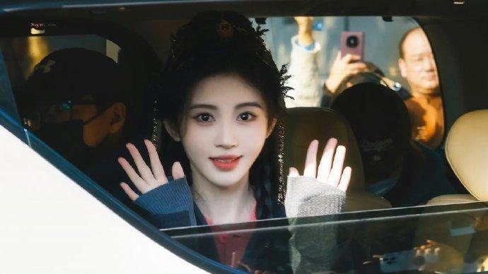 鞠婧祎月鳞绮纪露芜衣上班路透  鞠婧祎捧脸嘟嘴好甜  从鞠婧祎《月鳞绮纪》露芜衣