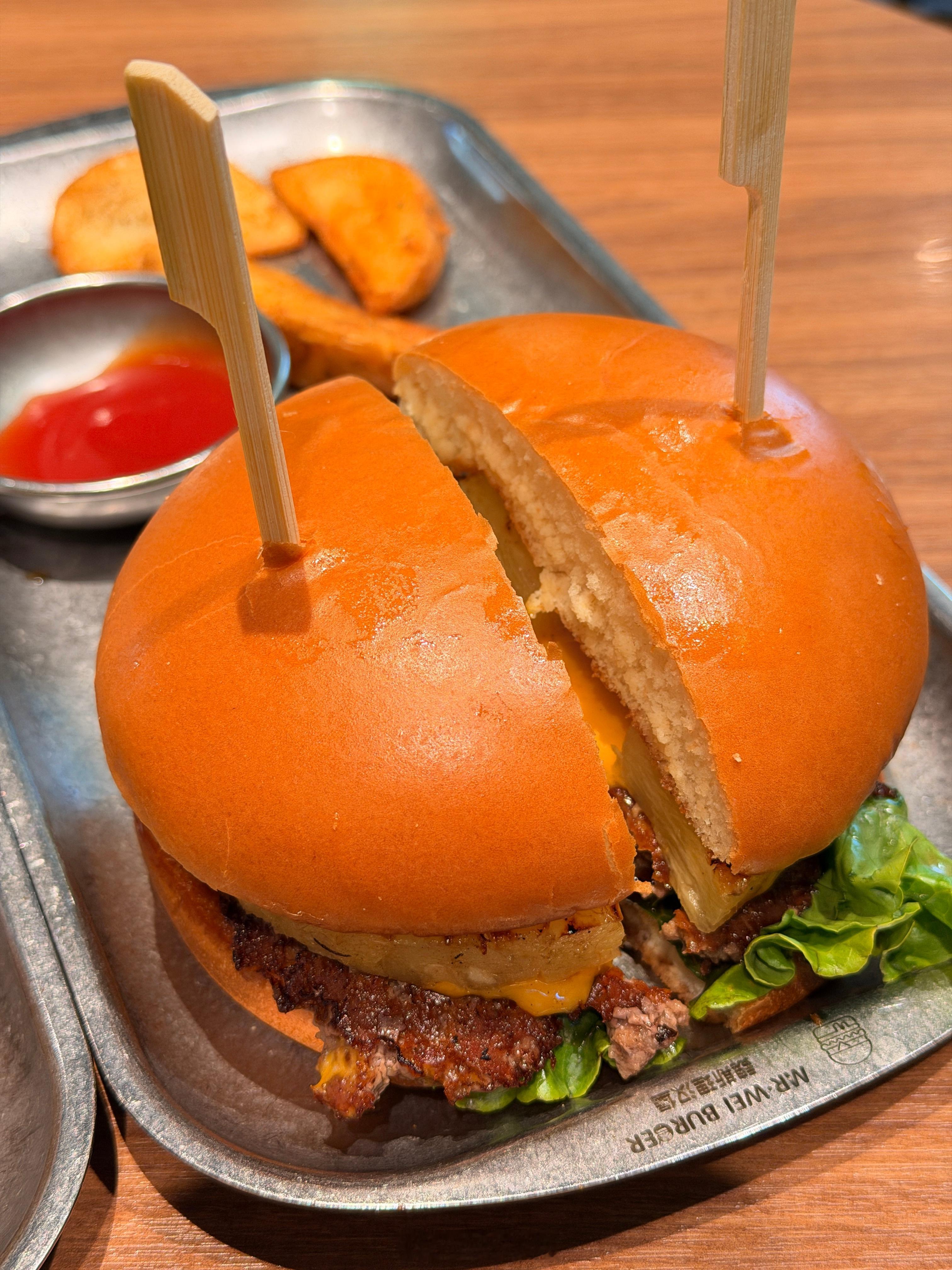 突然想吃汉堡了，一个人点了两份，还剩半个🍔！确实好吃！  ​​​