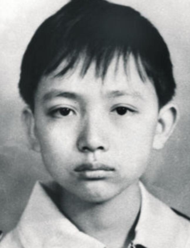 1988年，14岁赖宁因救火不幸牺牲，然而三十年过后，照片被学校摘下，雕像被拆除