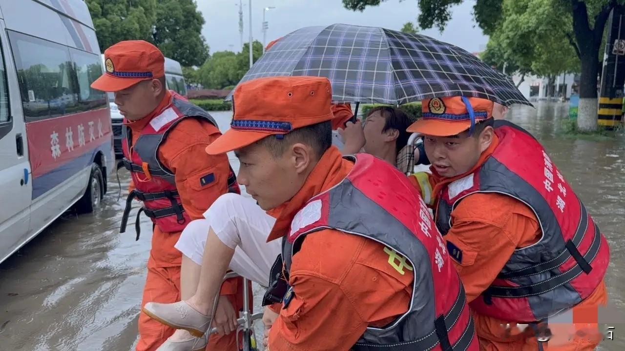 暴雨席卷湘鄂黔，一方有难八方支援！
连日来，湖北、湖南、贵州等地遭遇持续强降雨，
