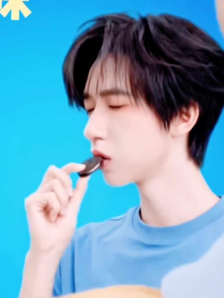 这分明是轻轻的亲一下[舔屏] ​​​