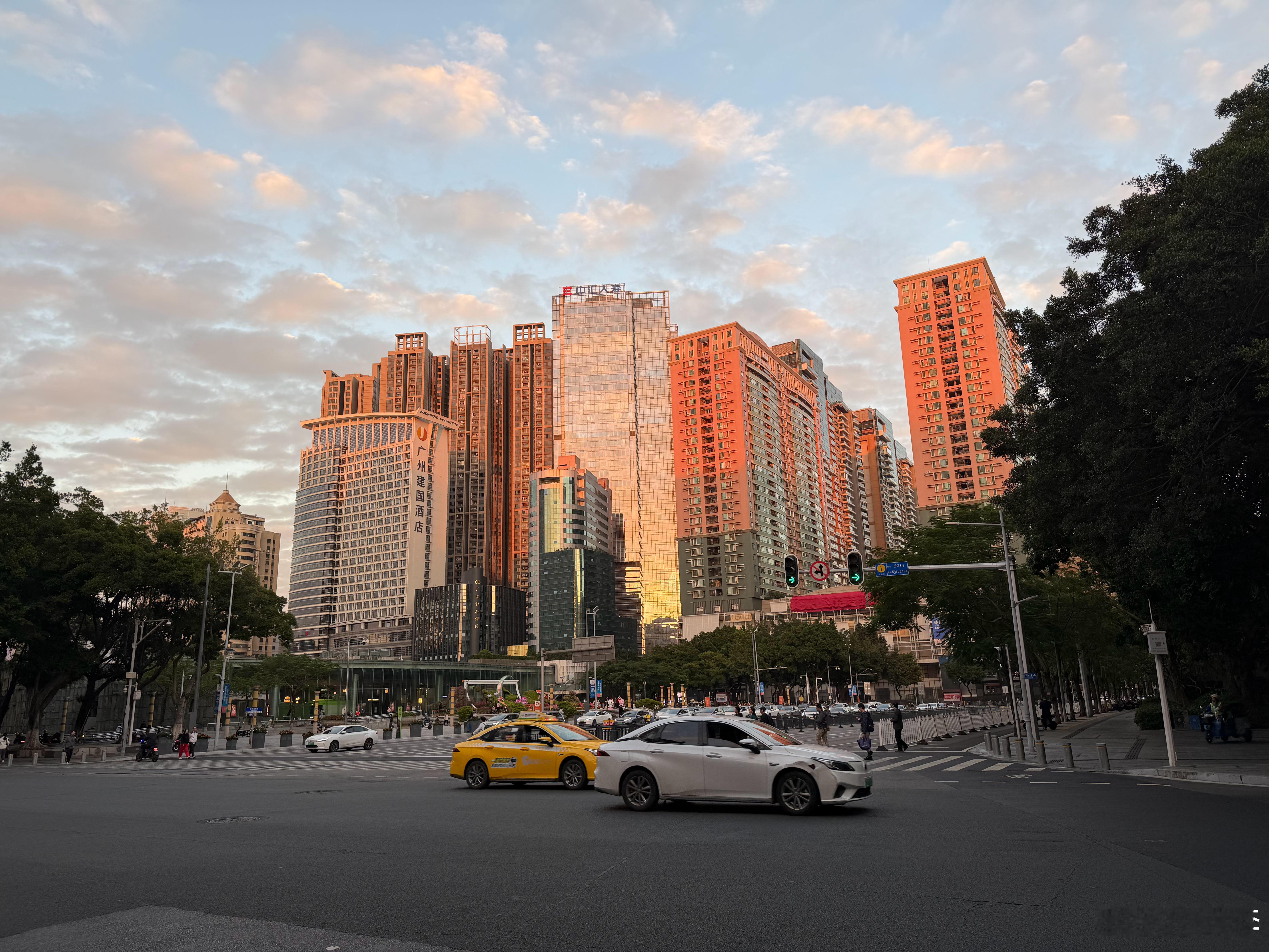 早！昨天以一个新身份逛展，见了好多人说了好多话，与人沟通也是创作的艺术，非常耗费