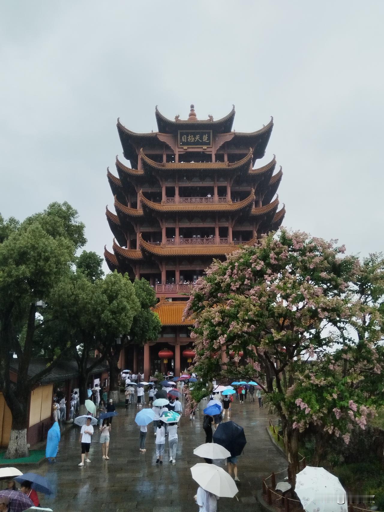 黄鹤楼能成为武汉地标，核心不在于建筑本身是否为原址原貌，而在于其承载的千年文脉与