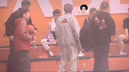 王鹤棣球场当众换裤子 王鹤棣是真爱打篮球呀！他深夜现身球场，打完球后坐在休息区当