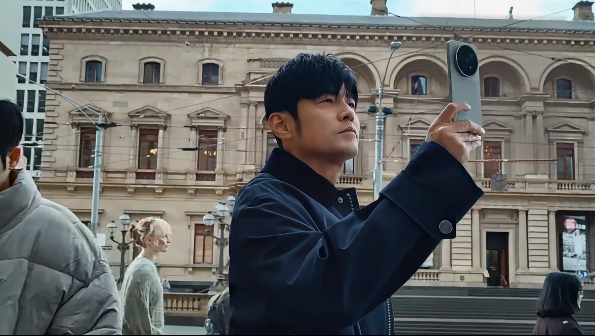 杰伦拿着vivo X500 Pro Max出门扫街了真的很松弛啊，看得出来周董也