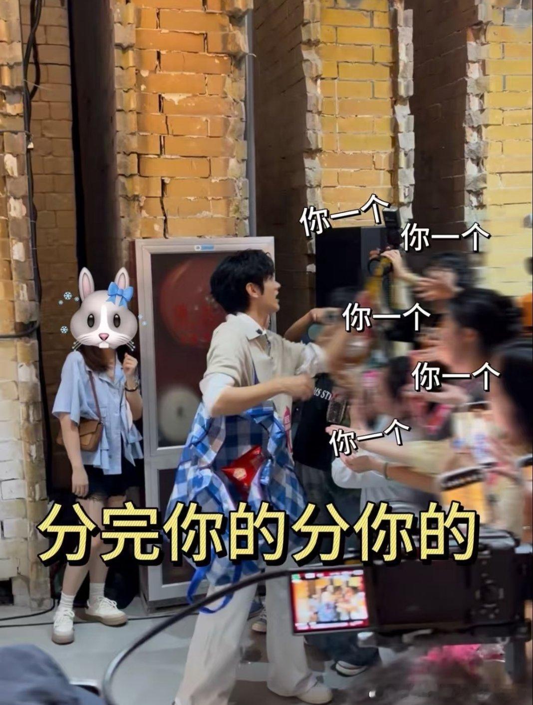 罗正现身杭州偷吃大赛罗正亮相杭州偷吃大赛现场，化身干饭选手沉浸式参赛，全程投入干