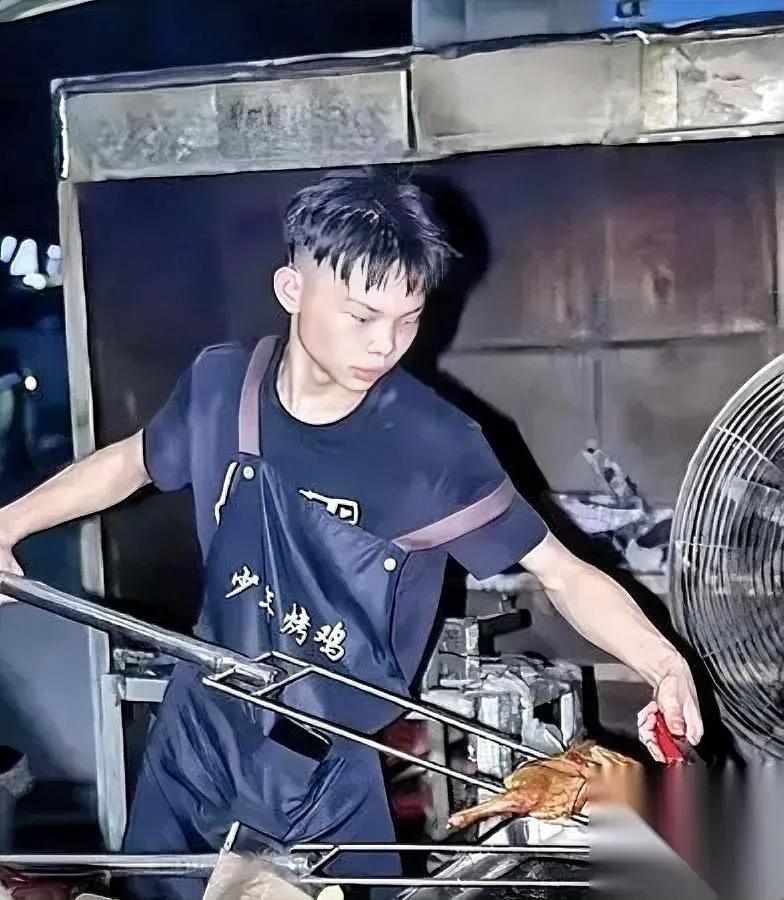 他曾日赚3万定迈巴赫

如今50只鸡都卖不出

真相藏在直播间那句话里！当满屏礼