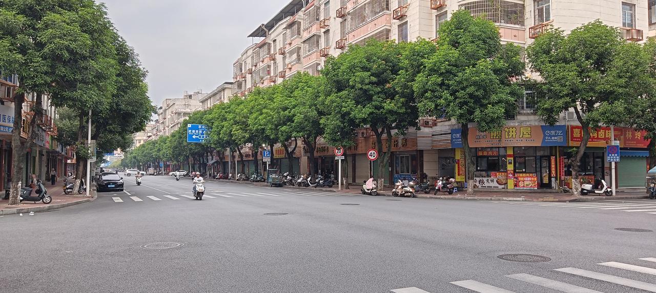此时的街道变得特别零零清清，这正在上班的时间，职员在单位里，工人在工厂里，学生在