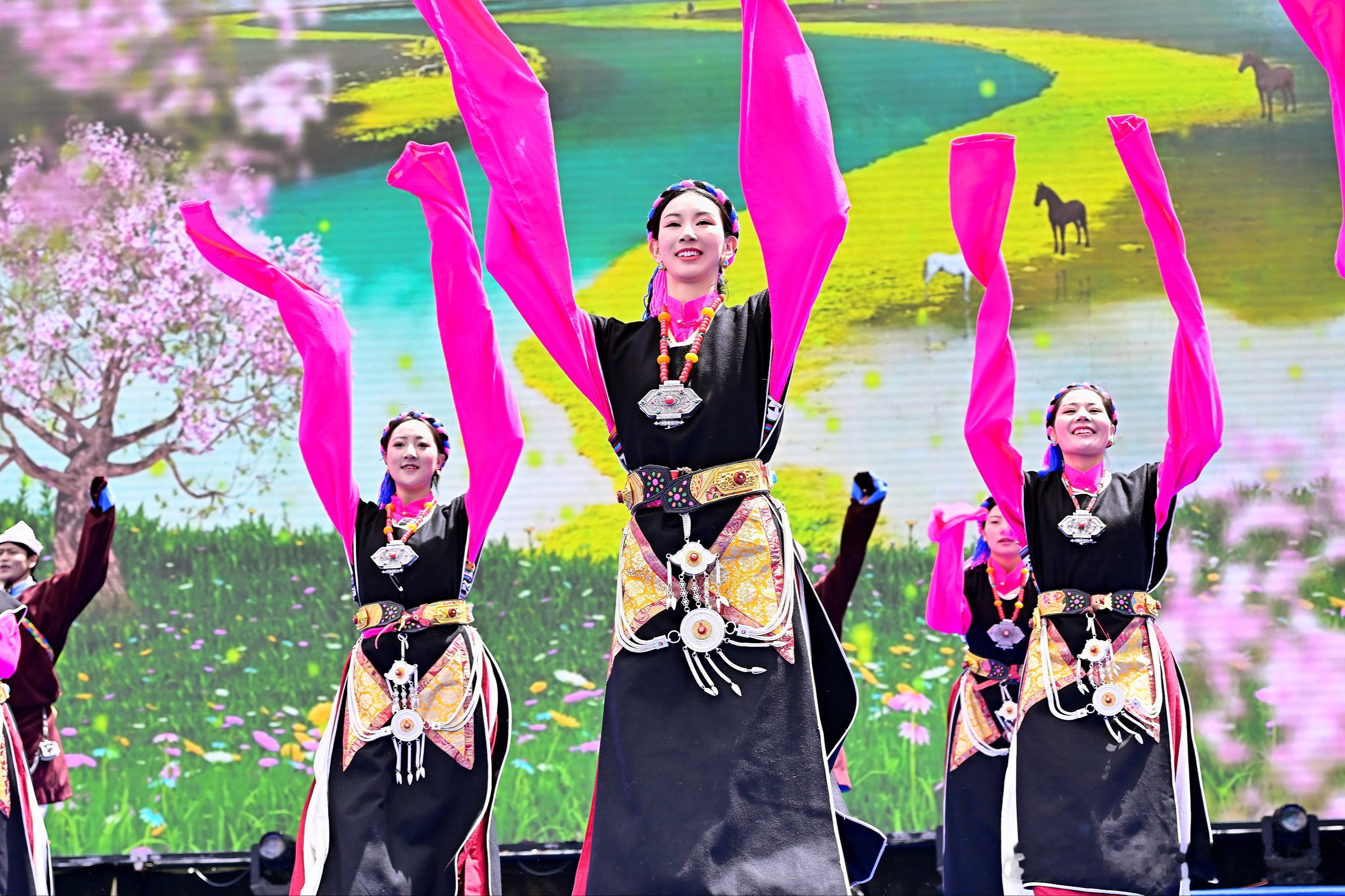 昌都八宿第三届文化旅游节盛大启幕🎉昌都八宿文化旅游节热辣开幕啦！🎊是时候给生