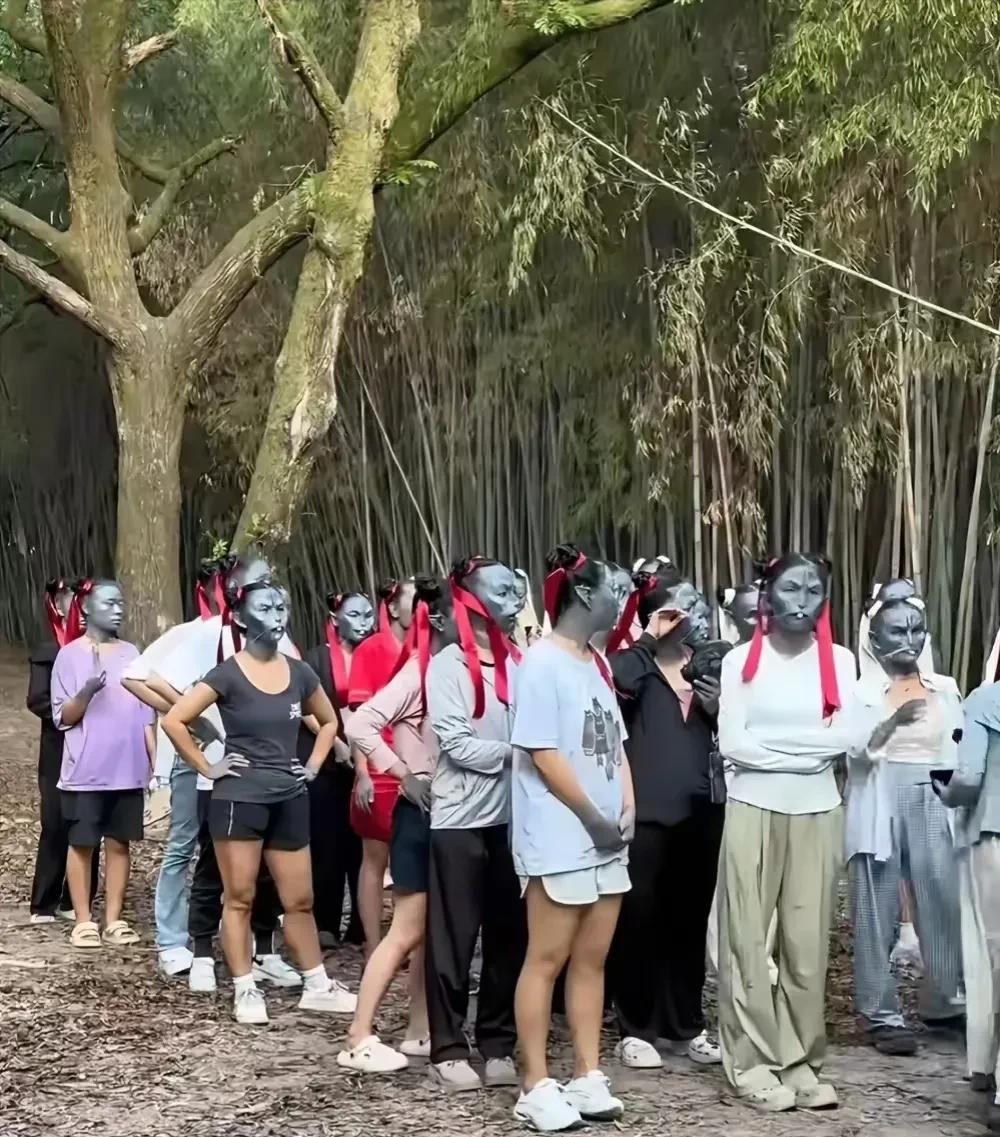 我凌晨睡醒了，却怎么也没有睡意。在床上翻来覆去了一会儿后，实在躺不住了，干脆起身