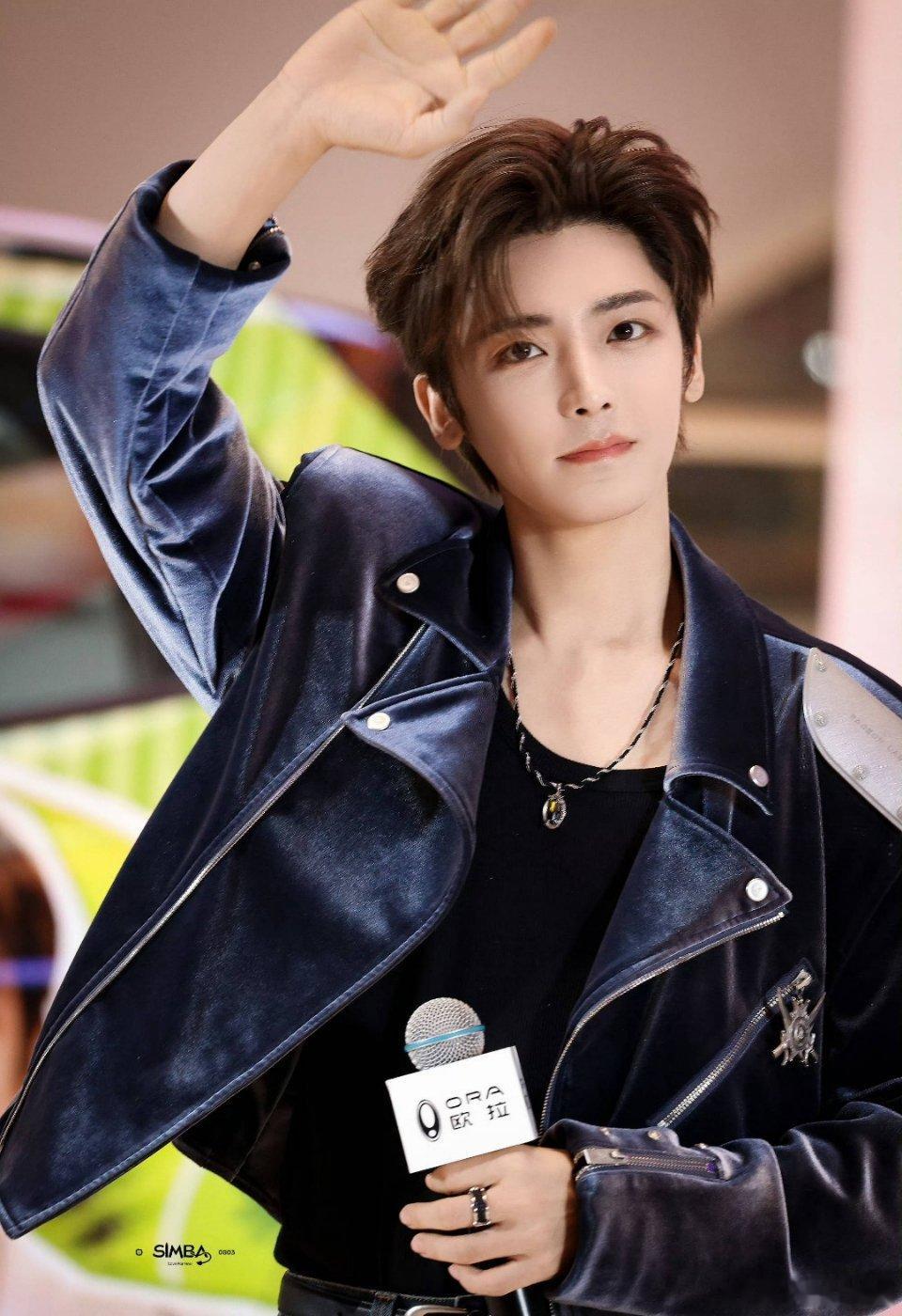 侯明昊 今天帅得相当出色