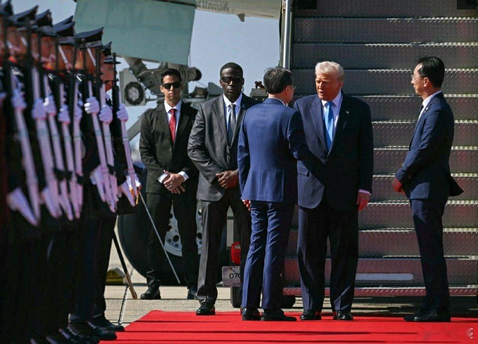 【特朗普：韩国将付3500亿美元换取美国降低关税】10月30日，美国总统特朗普在