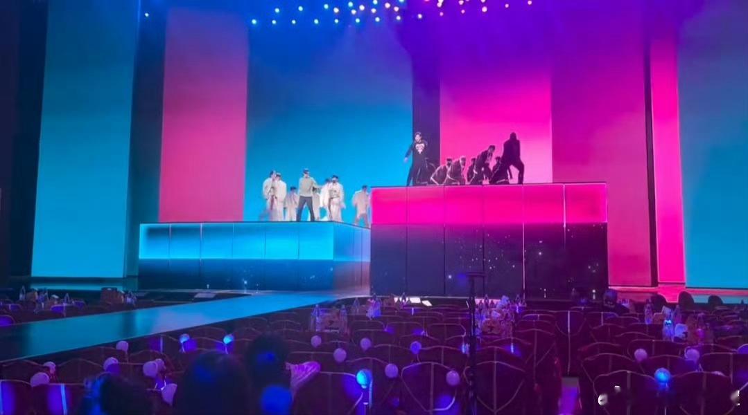 还有这私服的舞台彩排哦！精瘦挺拔，身材比例超好！王一博咋这么闪耀呢！ 