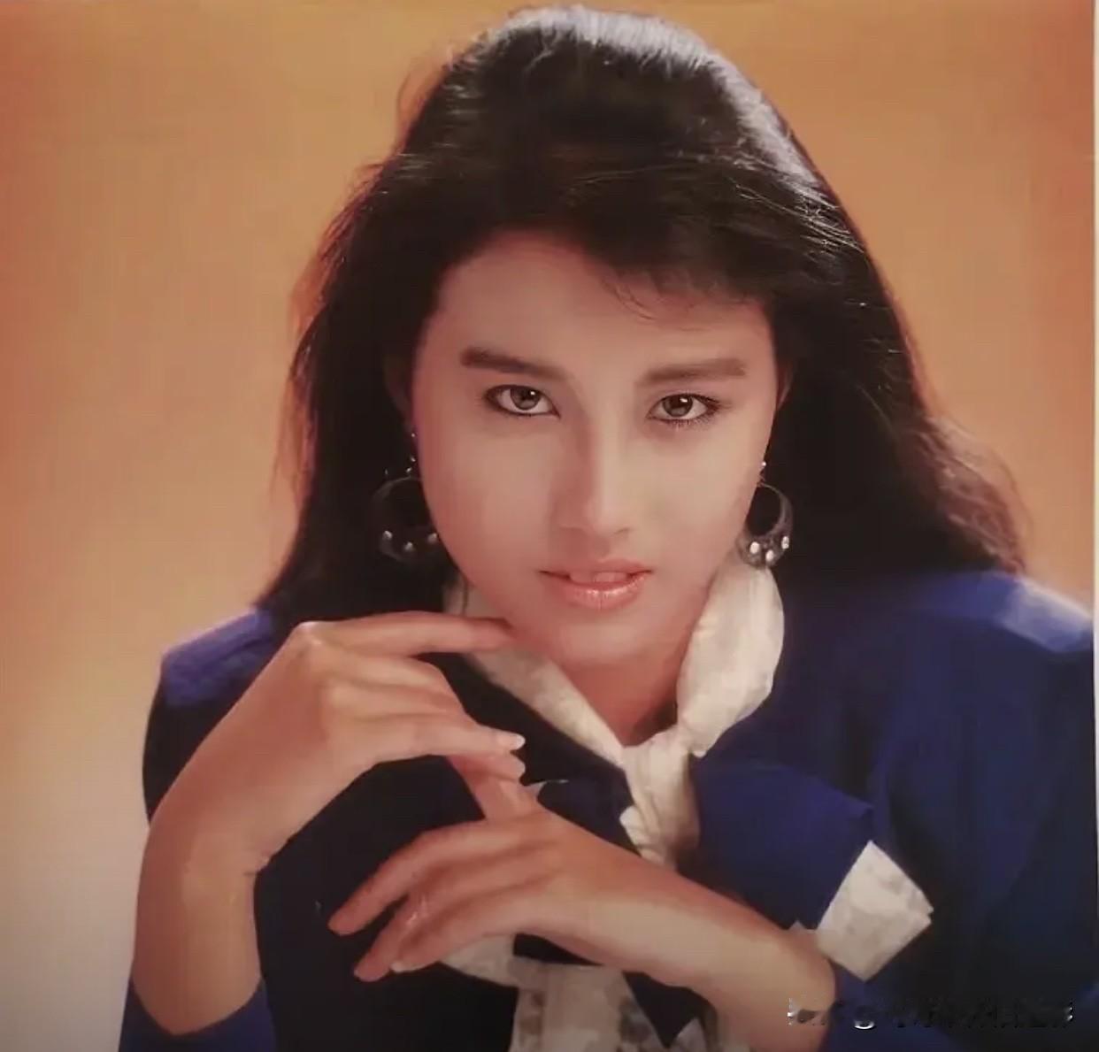 🧡港星女神周海媚👇
初见惊艳，
再看依然。
这抹港风温柔，是周海媚独有的模样