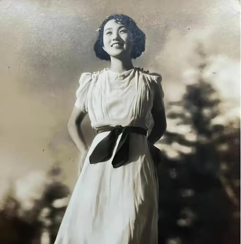 1939年，17岁的小姨奶奶风华正茂，热血救国，瞒着父母报名参加了新四军战地服务