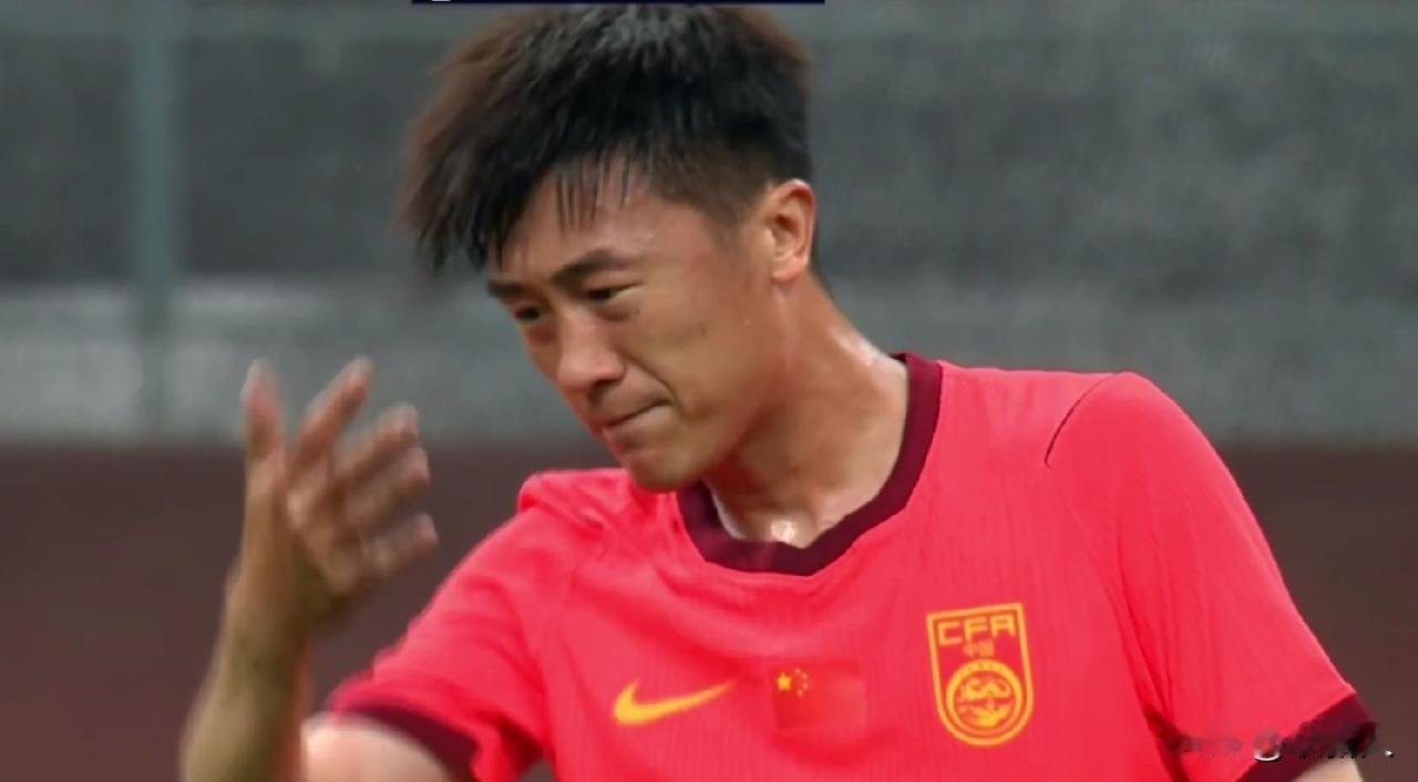 中国队落后了！
中国男足国家队vs巴勒斯坦的比赛进行到第10分钟，巴勒斯坦队员前