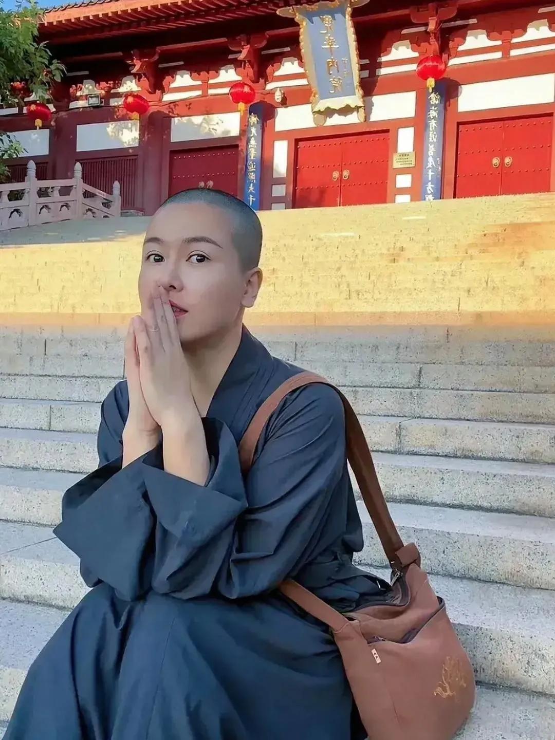 原来摆拍都到了这种地步了，小样儿你剃个光头不就不认识你啦？双掌合十不是这样式儿的