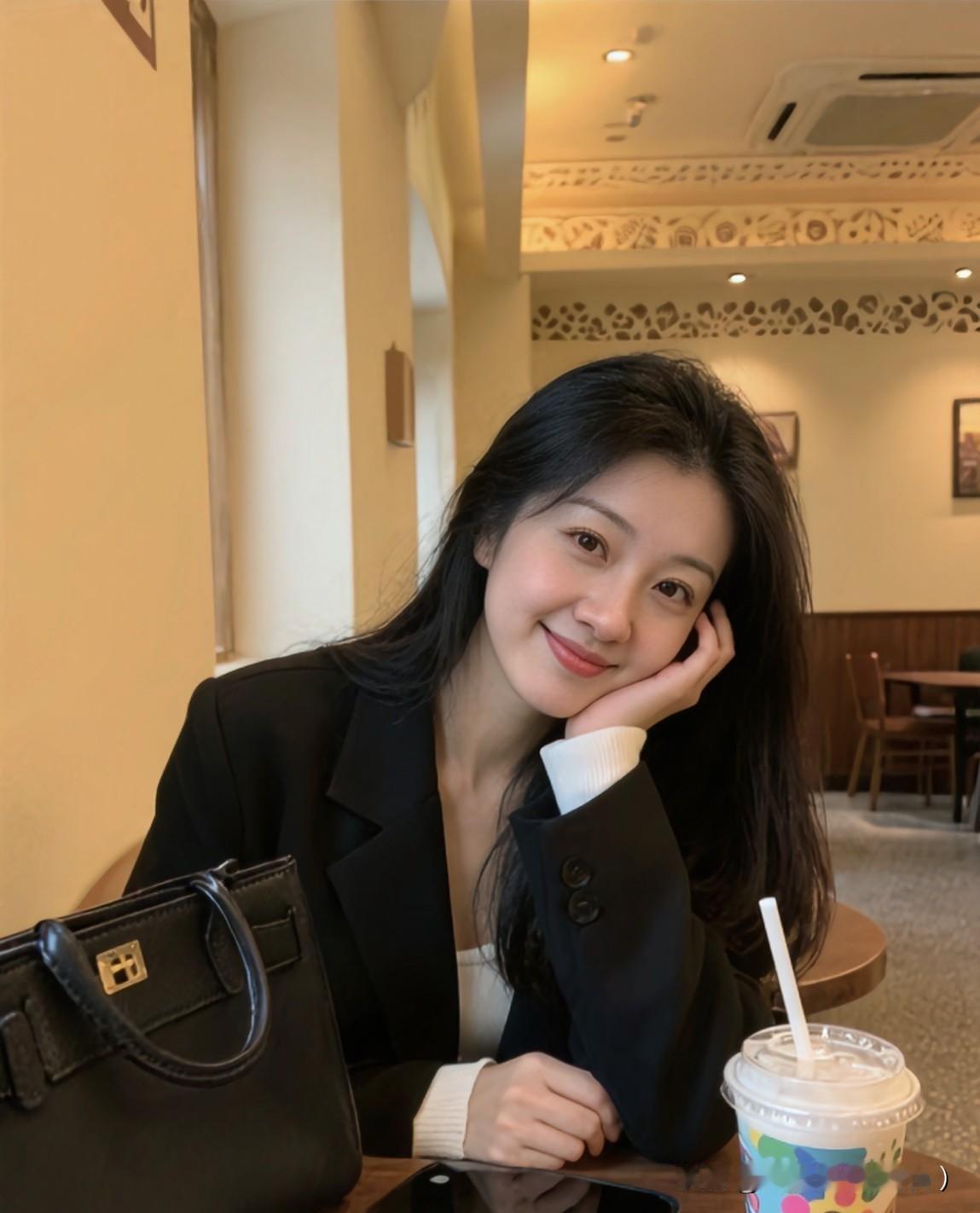 烟火人间，
每个人都有自己的遗憾，
这是无法避免的。
这辈子我们最爱的人，
往往