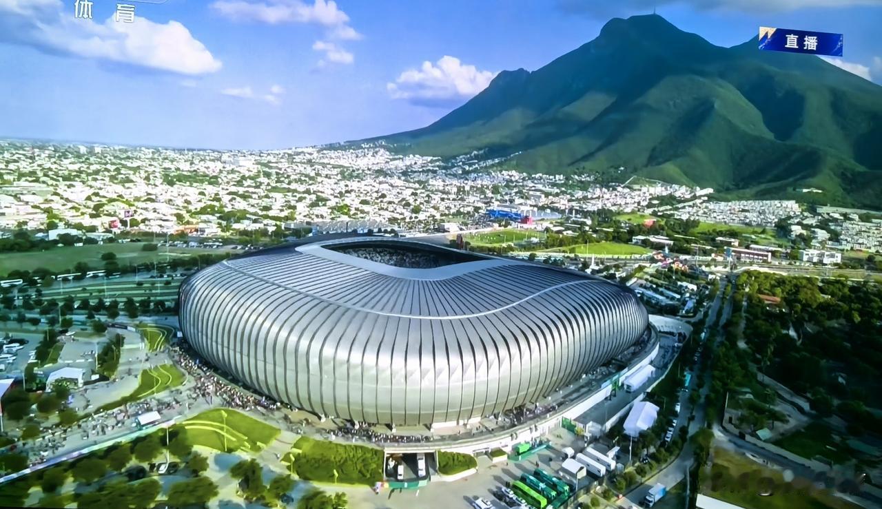 世界杯：韩国和南非比赛的球场外貌真是太美了！
该球场是BBVA体育场（因FIFA