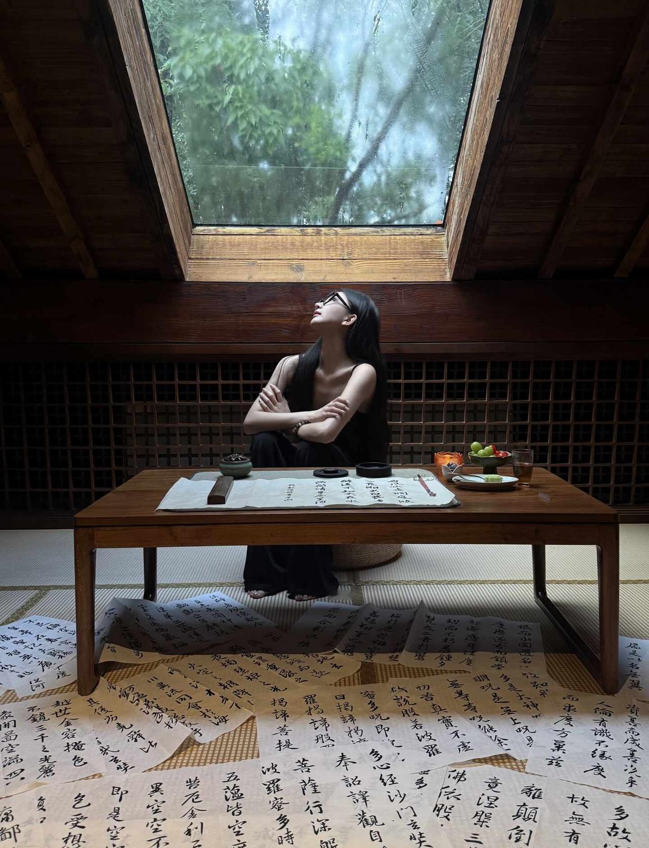 一隅书案🕊️
在山里一顿狂写的天 上海竟然有这么舒服的地方
书法 寻一处静谧