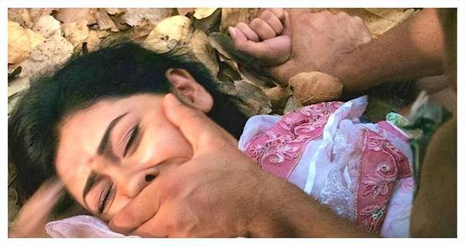 4月22日印度媒体报道，一名美国女游客在印度卡塔克邦库塔村山林游玩，晚间在一民宿