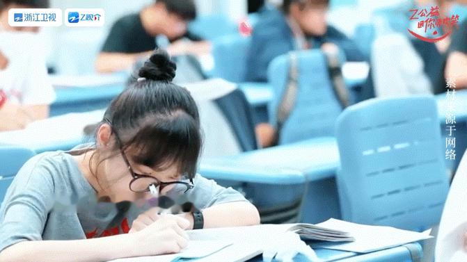 跑男为高考生送好运buff 跑男团字字寄语送给高三学子，借奔跑之势祝你们落笔生辉