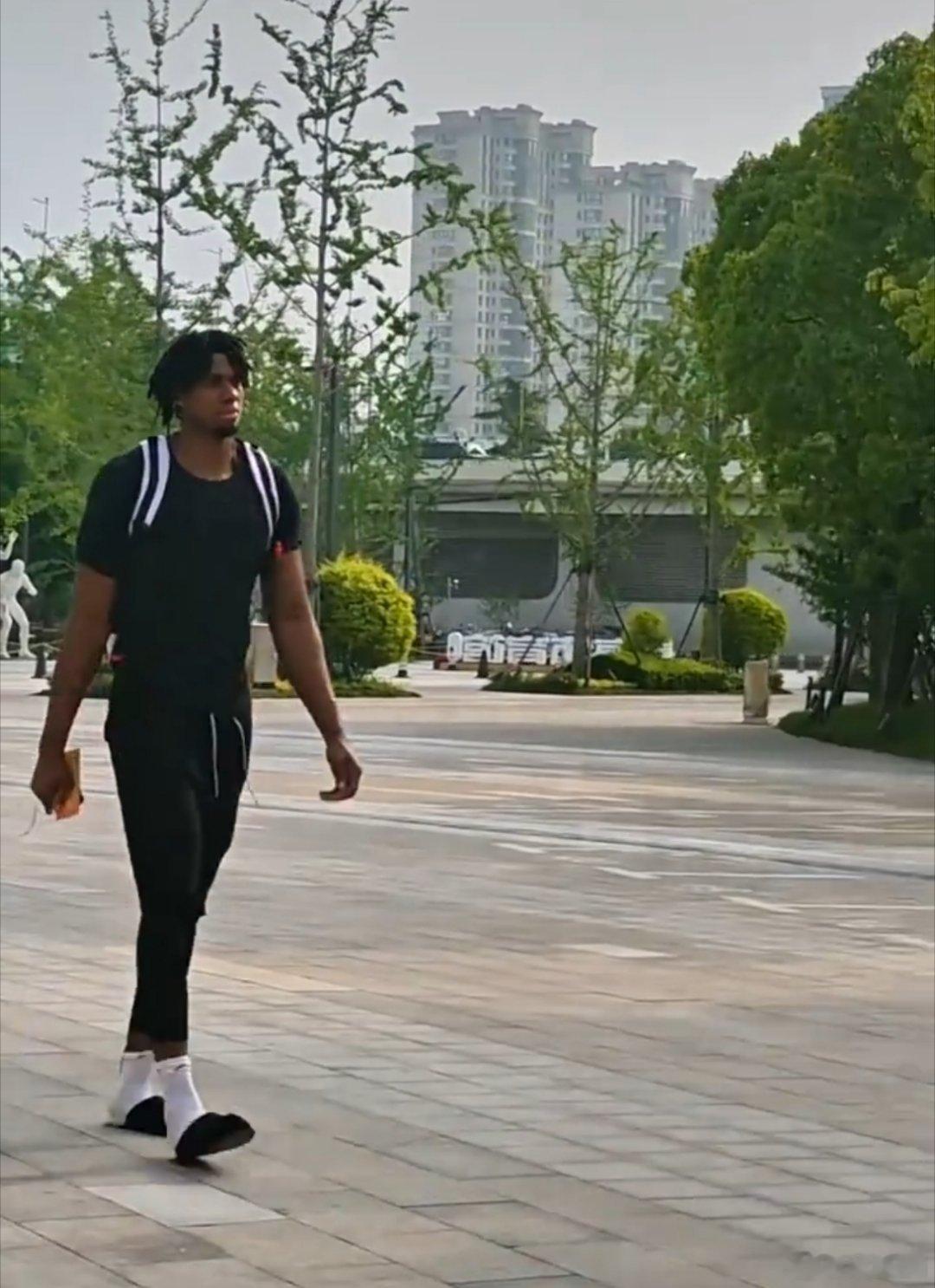 从球迷发的视频来看，怀特塞德走路都时候腿明显感觉有点不舒服 