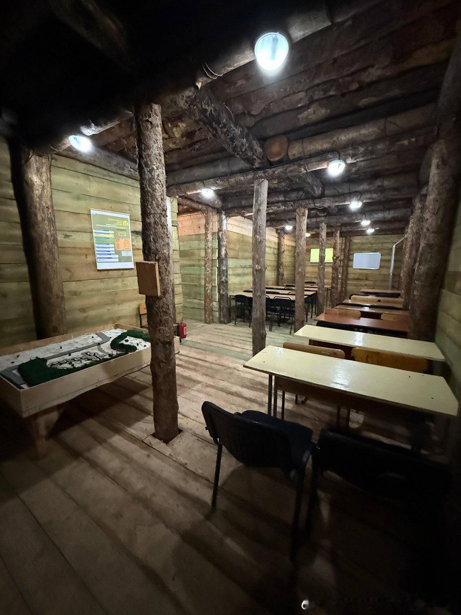 乌军首批地下训练中心和新兵宿舍建成，以减少被俄军导弹袭击训练场造成的士兵伤亡。俄