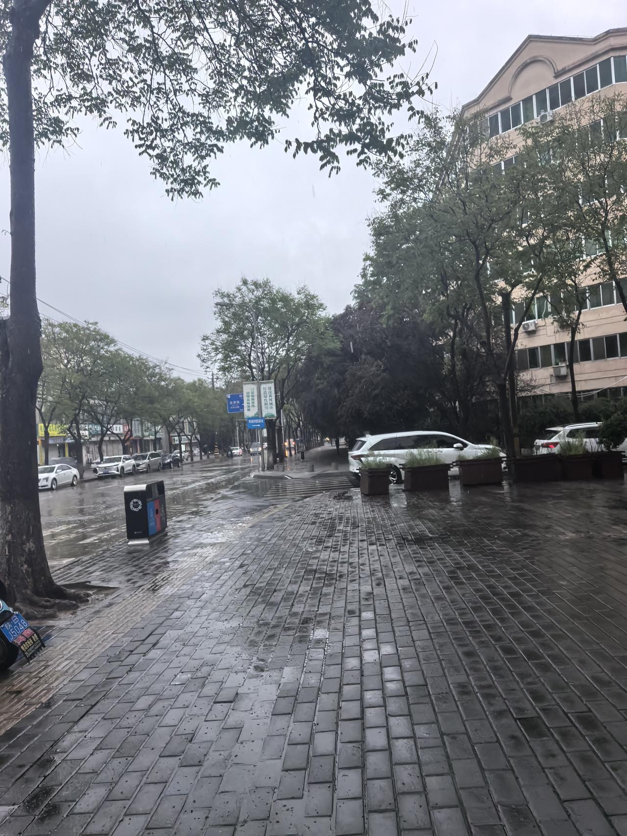 这温度降得也太猛了，穿个毛背心都不觉得暖和。